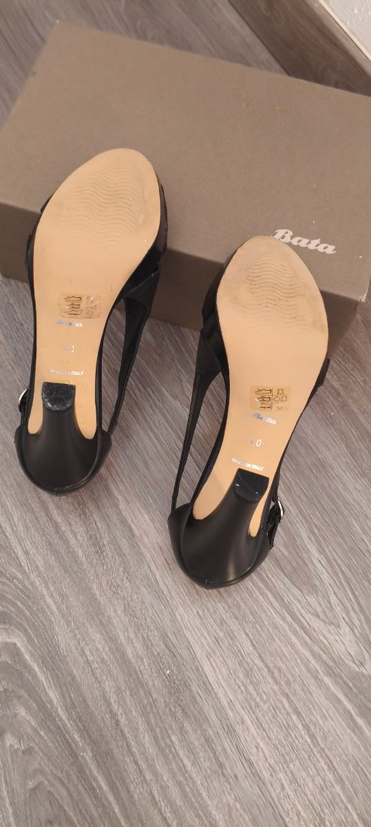 Zapatos Bata negros de tacón