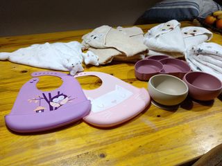 Lote bebé: baberos, platos, toallas y dudus.