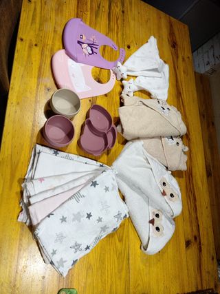 Lote bebé: baberos, platos, toallas y dudus.