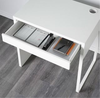 Escritorio blanco,1 mes de uso,esta como nuevo.