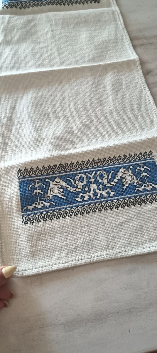 Centro tavola ricamato blu e bianco