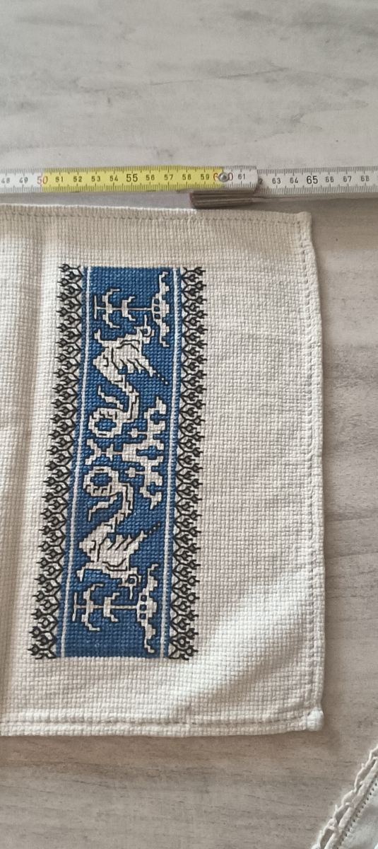 Centro tavola ricamato blu e bianco