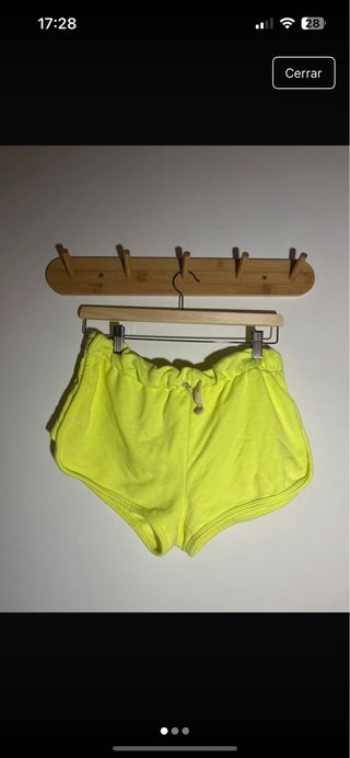 Shorts deportivos amarillos