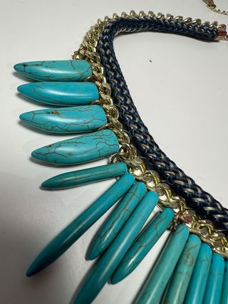 Collar turquesa y dorado con dientes