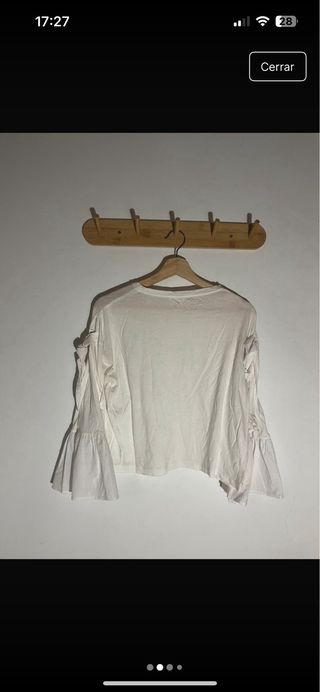 Blusa blanca con mangas campana