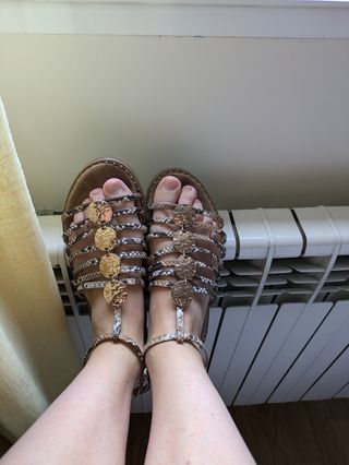 Sandalias serpiente doradas