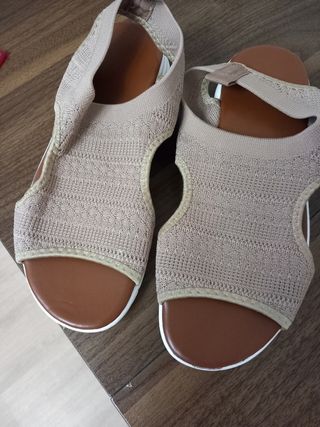 Sandalias planas beige talla 40 y 39