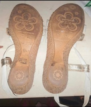 Sandalias Porronet doradas y blancas