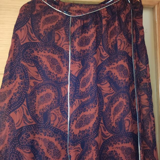 Falda estampada granate y negra