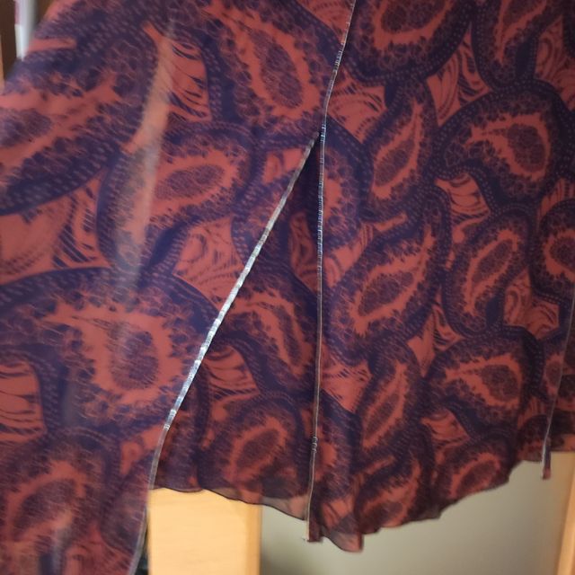 Falda estampada granate y negra