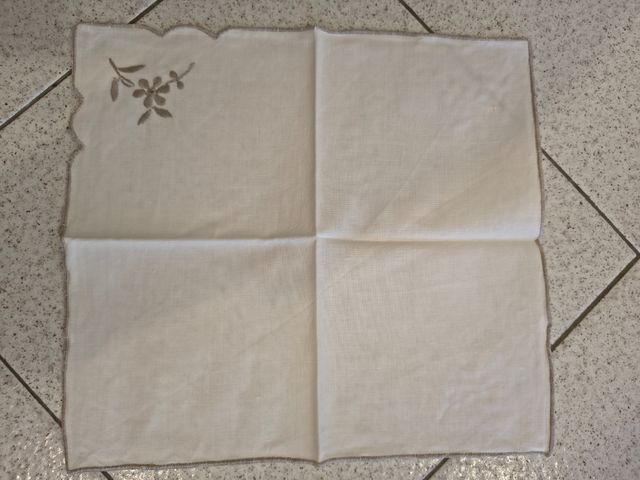 Tovaglia vintage ricamata beige