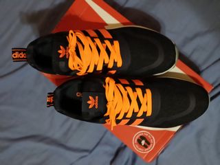 Zapatillas Adidas - Negras y Naranjas