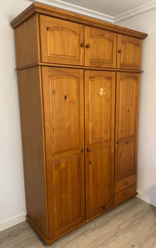 Armario de madera infantil + cabecero + 2 mesitas