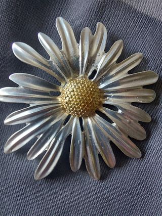 Broche flor plata dorada margarita grande joyas