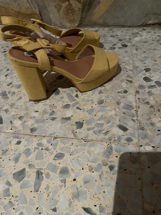Sandalias amarillas tacón grueso