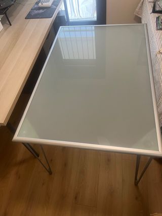 Mesa cristal-aluminio gris plata. 