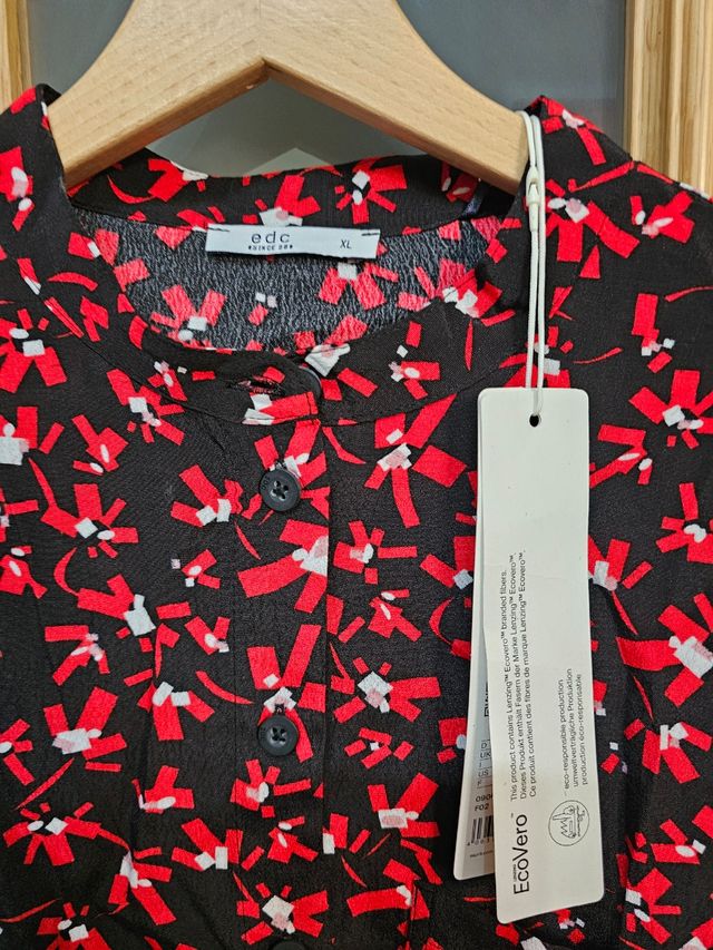 Blusa edc XL negra y roja