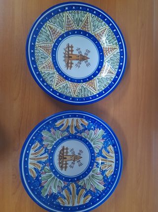 2 Platos Decorativos de Cerámica Pintados a Mano.