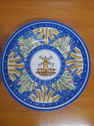 2 Platos Decorativos de Cerámica Pintados a Mano.