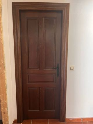 Tres puertas de madera maciza oscura con pomo negr