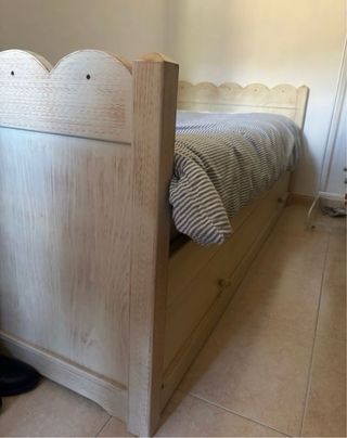 Cama nido de madera con cómoda infantil a conjunto