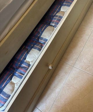 Cama nido de madera con cómoda infantil a conjunto