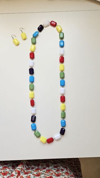 Conjunto collar multicolor y pendientes 