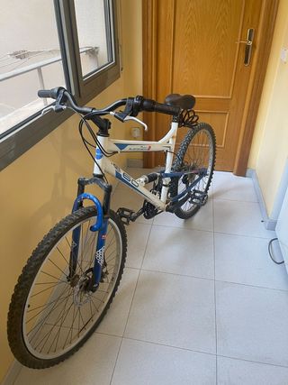 Bicicleta montaña doble suspensión. Igualada
