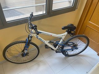 Bicicleta montaña doble suspensión. Igualada