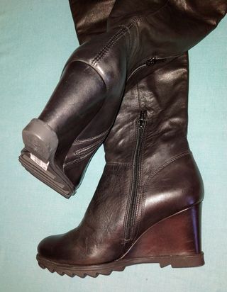 Botas altas de piel con cuña. Talla 39