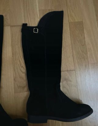 Botas altas negras ante