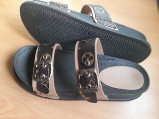 Sandalias planas marrones