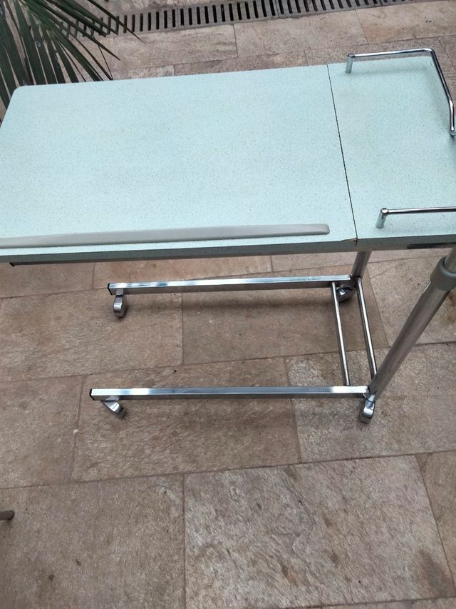 Mesa auxiliar regulable en altura metalica