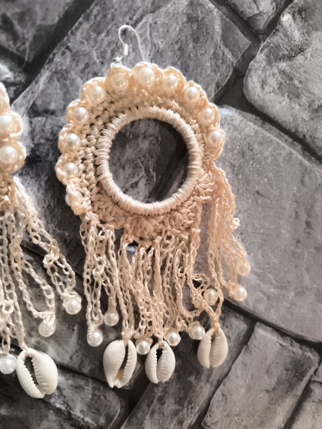 Aretes boho crochet | beige y blanco