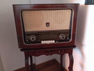 Radio Philips Antigua en mesa