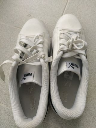 Zapatillas Puma blancas y Adidas azules