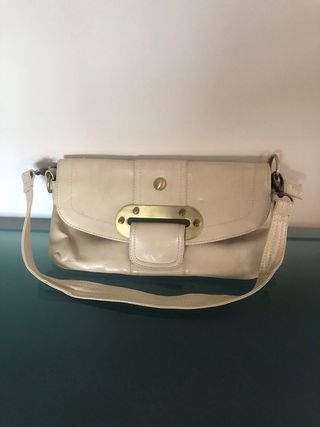 Mochila negra acolchada, y otros bolsos 