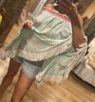 Vestido playero turquesa con flecos