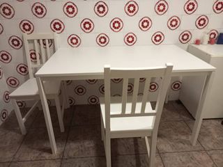 Mesa blanca metal y madera