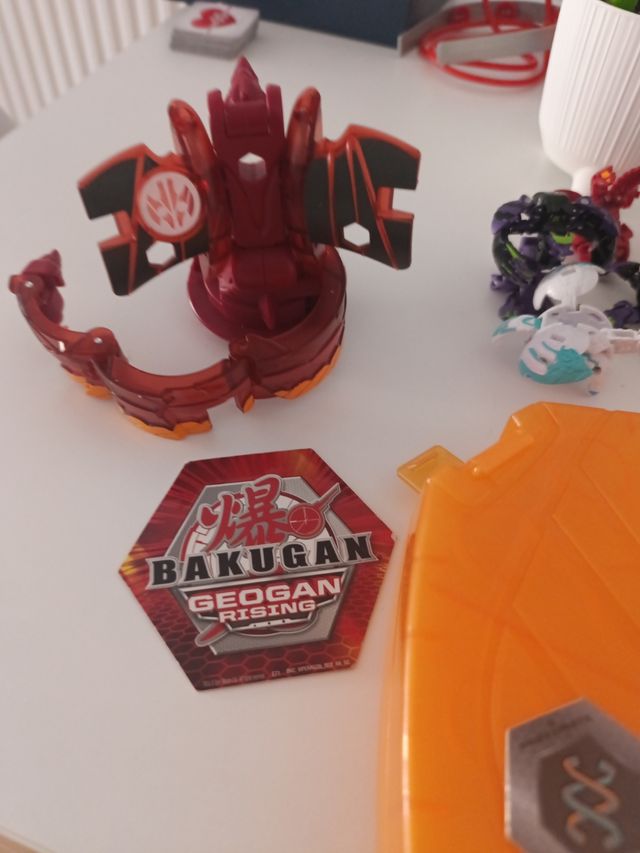 Bakugan Geogan Rising y Bakuban grande con carta