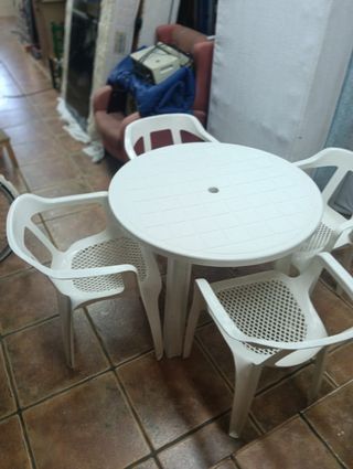 Mesa terraza + 4 sillas - plástico blanco