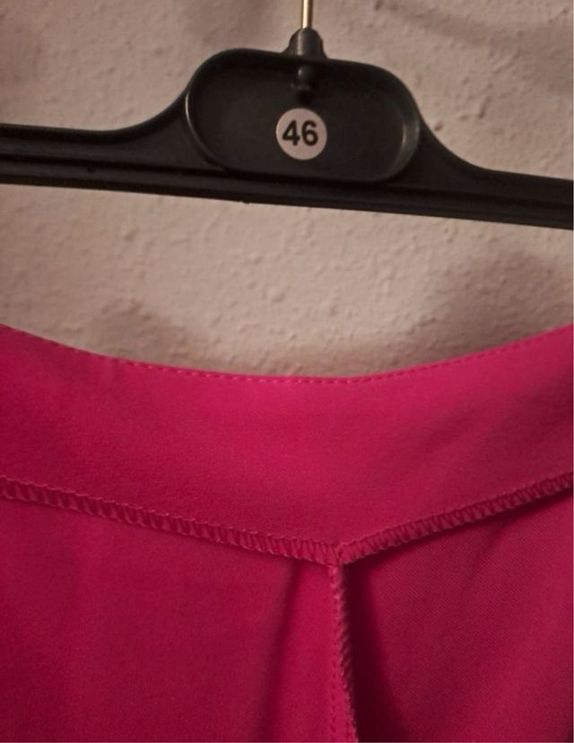 Vestido pantalón fucsia plumas