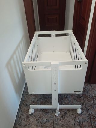 Cuna bebé blanca con ruedas