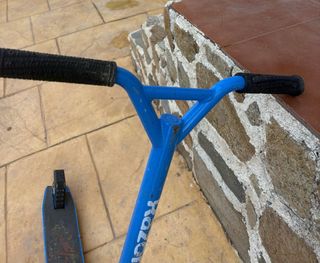 Monopatín Razor azul usado