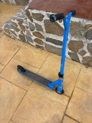 Monopatín Razor azul usado