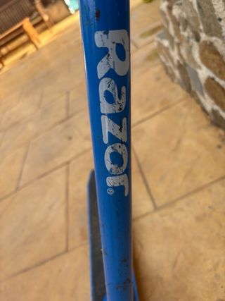 Monopatín Razor azul usado