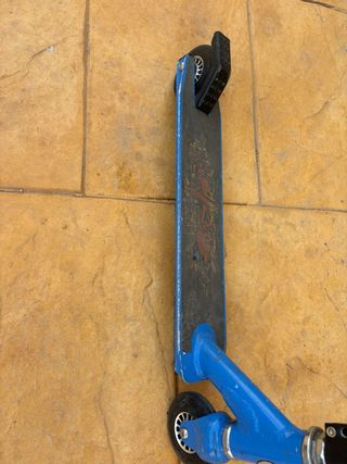 Monopatín Razor azul usado