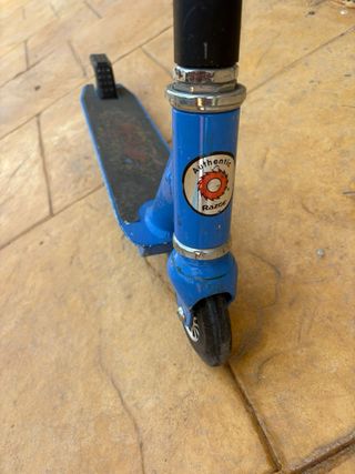 Monopatín Razor azul usado