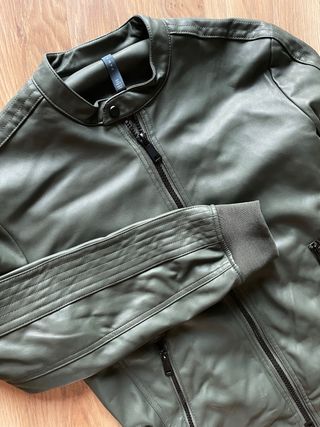 Cazadora Zara efecto piel verde oliva Talla L