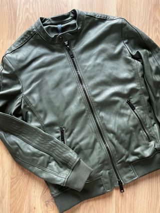 Cazadora Zara efecto piel verde oliva Talla L